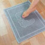 tapete de baño gris